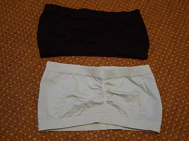 2 trägerlose BH's schwarz weiß