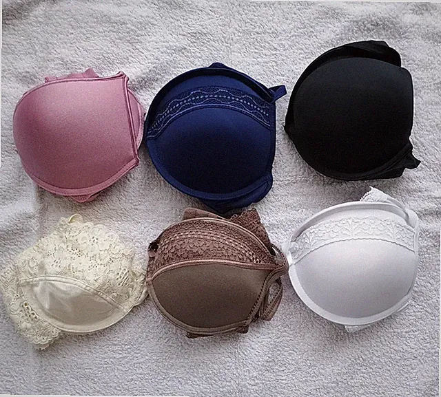 6 BH´s Gr. 75 A schwarz, d. Blau, braun, weiß, rosa, gelb, mit Bügel ungetragen