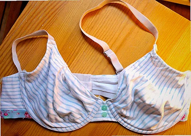 BH body by Tchibo_85B_weiß hellblau gestreift_Besatz blau + Blümchen_Zierknöpfe_