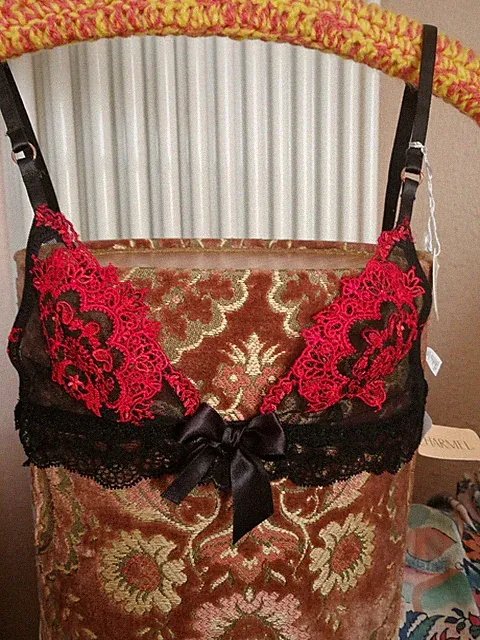 BH Lise Charmel S 70B XS Schwarz Rot ohne Bügel, feine Spitze, Swarovski, Etike