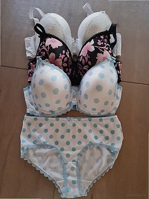 BH Setweiß-blau 95D, BH weiß 90D, BH schwarz-pink 95D teilweise neu.