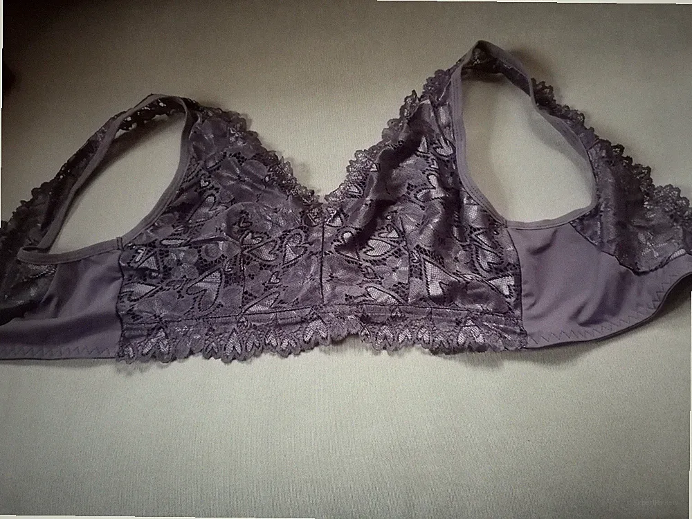 BH ungepolstert - lila glänzend - teils Spitze - breite Träger - Gr. 85B - NEU!