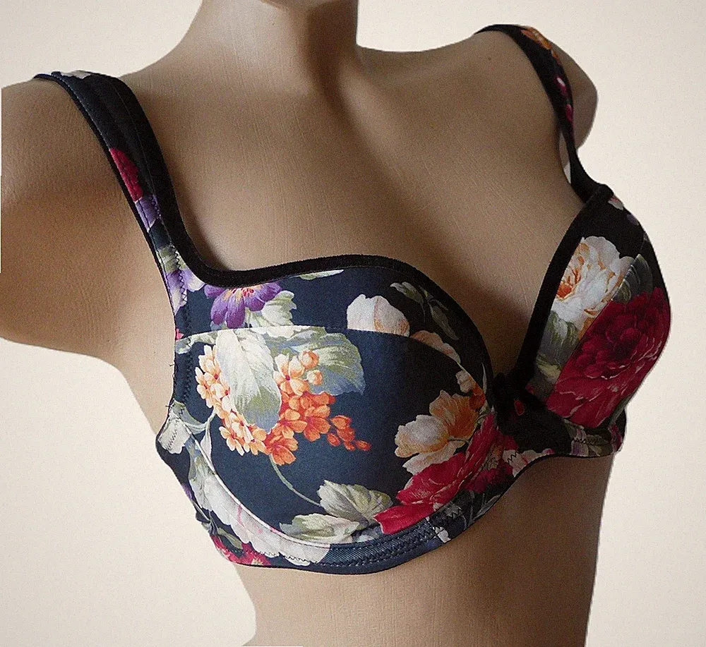 Bügel BH Vollschale schwarz mit Blüten gepolstert Baumwollfutter Rosme Dessous