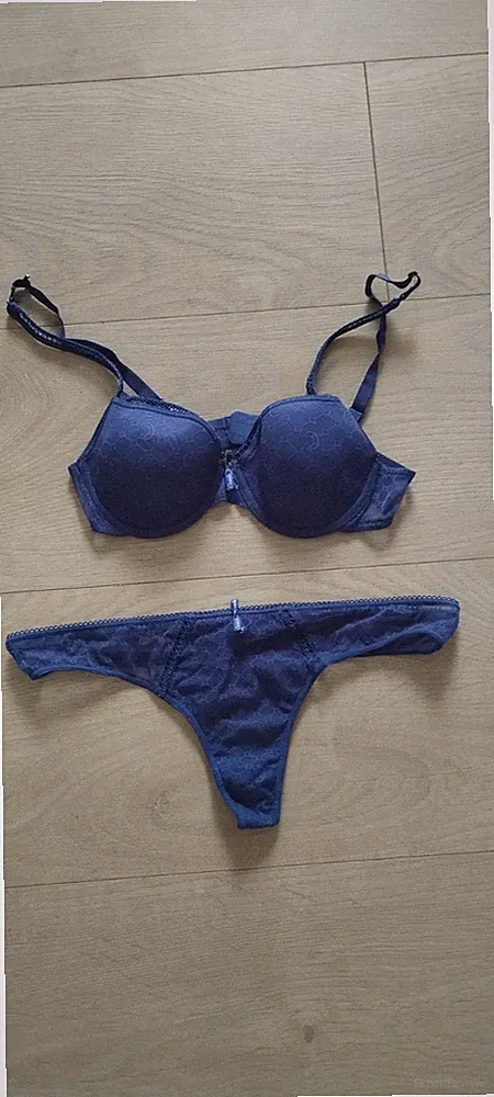 Chantelle Push UP BH 75A & StringTanga 42 (fällt kleiner aus) marineblau wie neu
