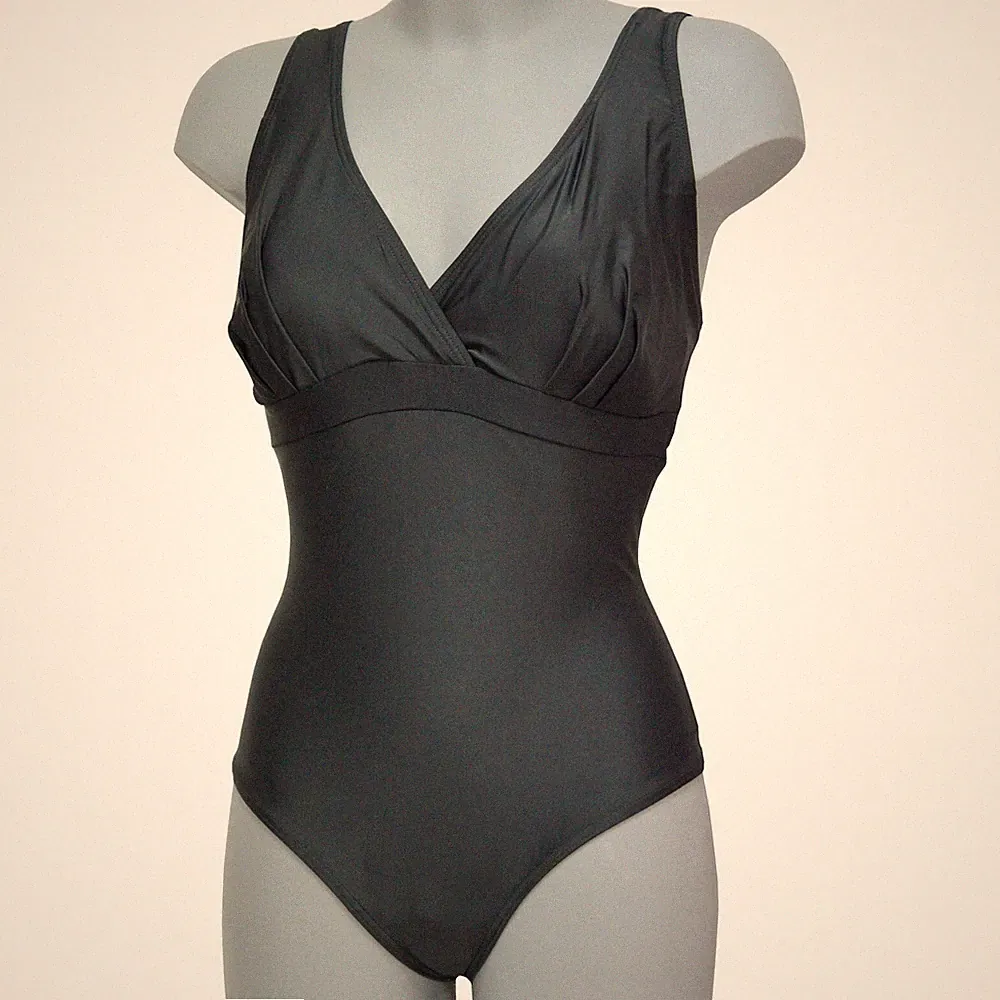 Schwarzes Schwimmshirt mit BH große Größen