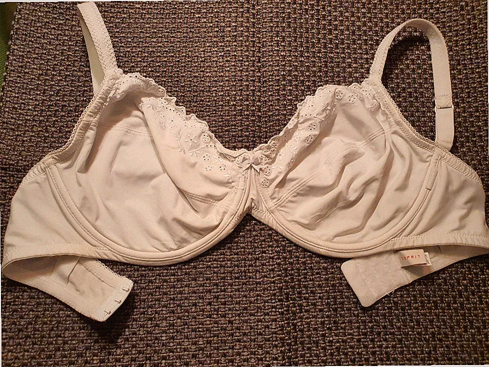 Esprit Bügel-BH, Gr. 80E, weiß, blickdicht, feine Spitze am Dekolleté