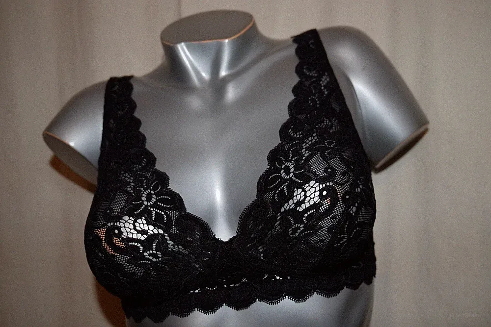 HANRO Triangel BH ohne Bügel MOMENTS Spitze schwarz 75B 75 B NEU