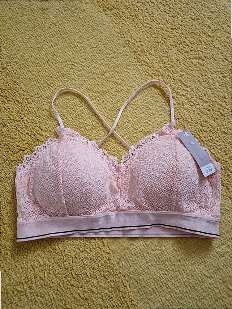 Hellrosa Spitzen-Bralette mit V-Ausschnitt und verstellbaren Trägern. Große S/M