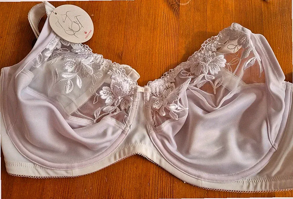 Hochwertiger weißer Triumph Minimizer Bügel-BH, Gr. 95 E, neu mit Etikett