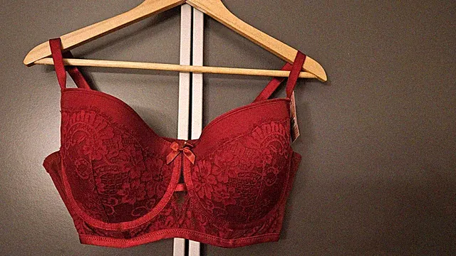 Hunkemöller BH 90 D / 90D / Rot / Bordeaux Rot / NEU / Vorgeformt mit Bügel