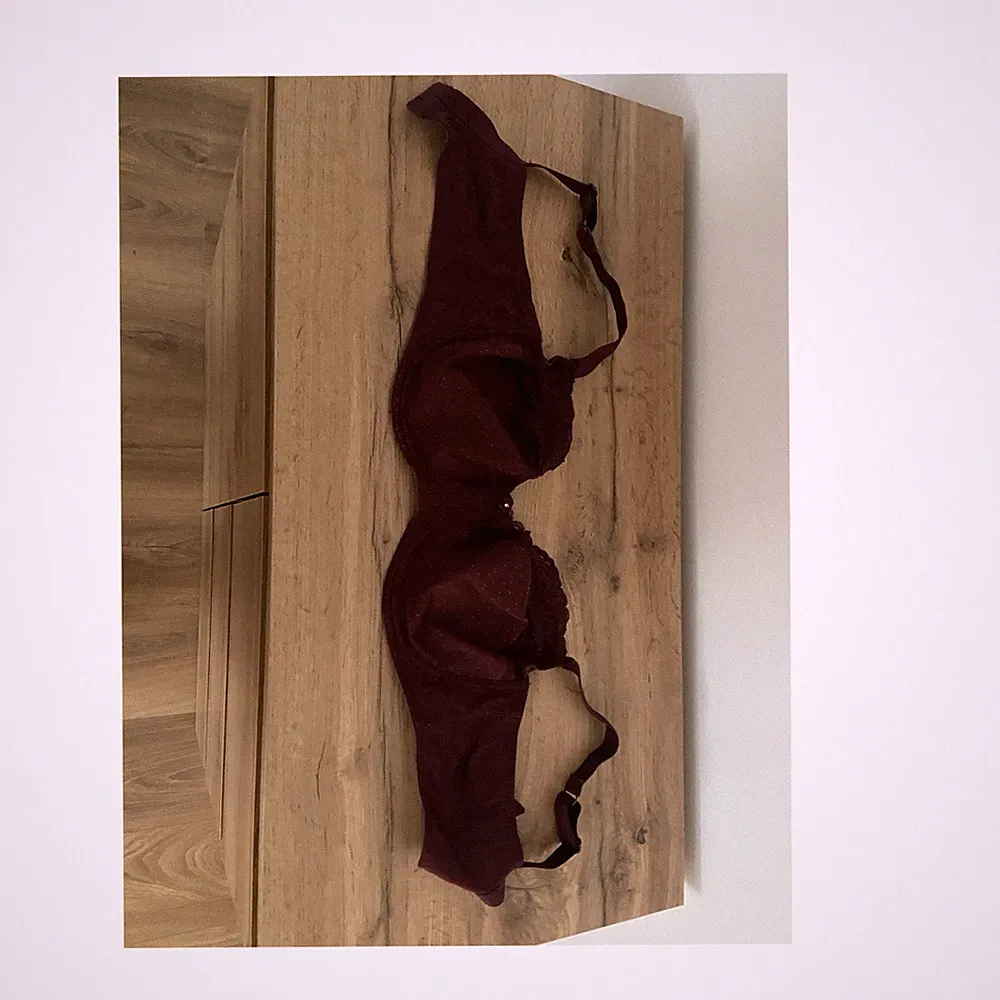 Hunkemöller Damen BH Haftschalen-BH Größe 90F in Schwarz & Bordo rot