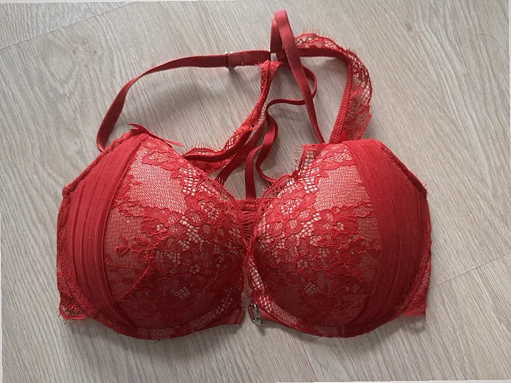 Hunkemöller Push-Up BH mit Kreuzträgern und Vorderverschluss Rot Gr. 70D