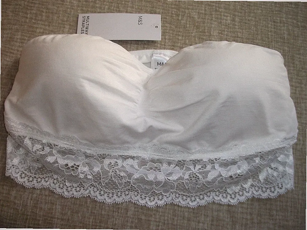 M&S Trägerloser BH weiß Gr. Large 36ABCDE Spitzenbesatz gepolstert Bandeau ohne Bügel NEU