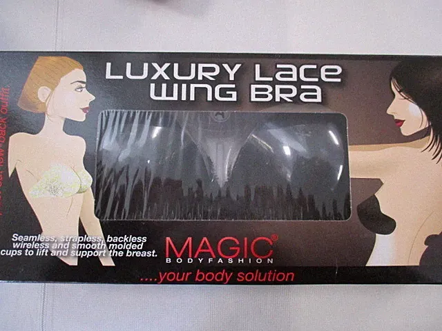 MAGIC Bodyfashion LUXURY LACE WING BRA Bandeau Klebe BH Schwarz 3)