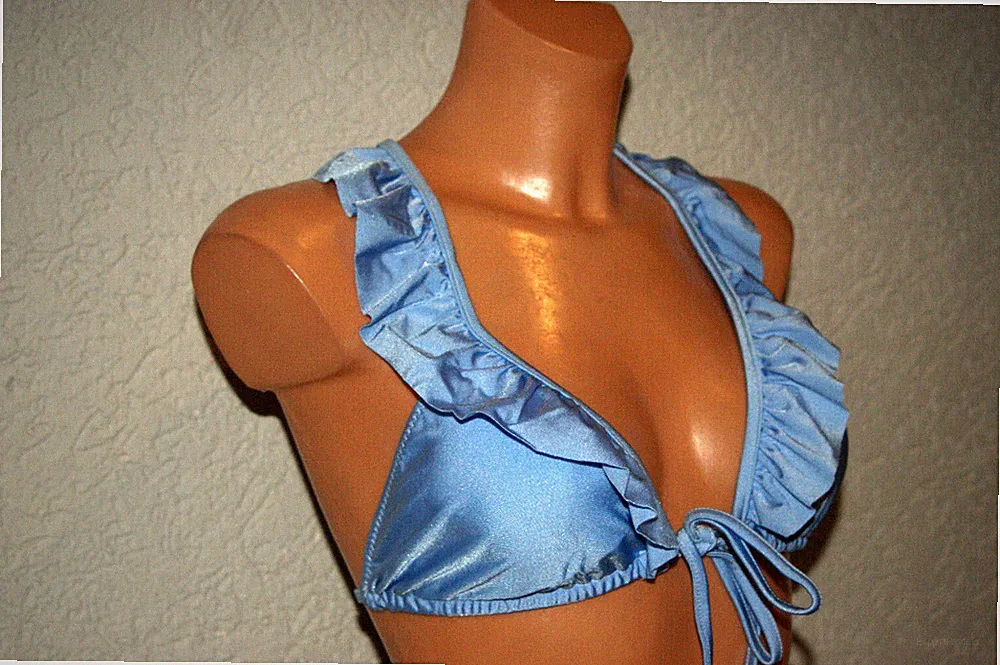Neu! BIKINI-Oberteil * Top Triangel BH hellblau Volants Softeinlagen UK 14/EU 42