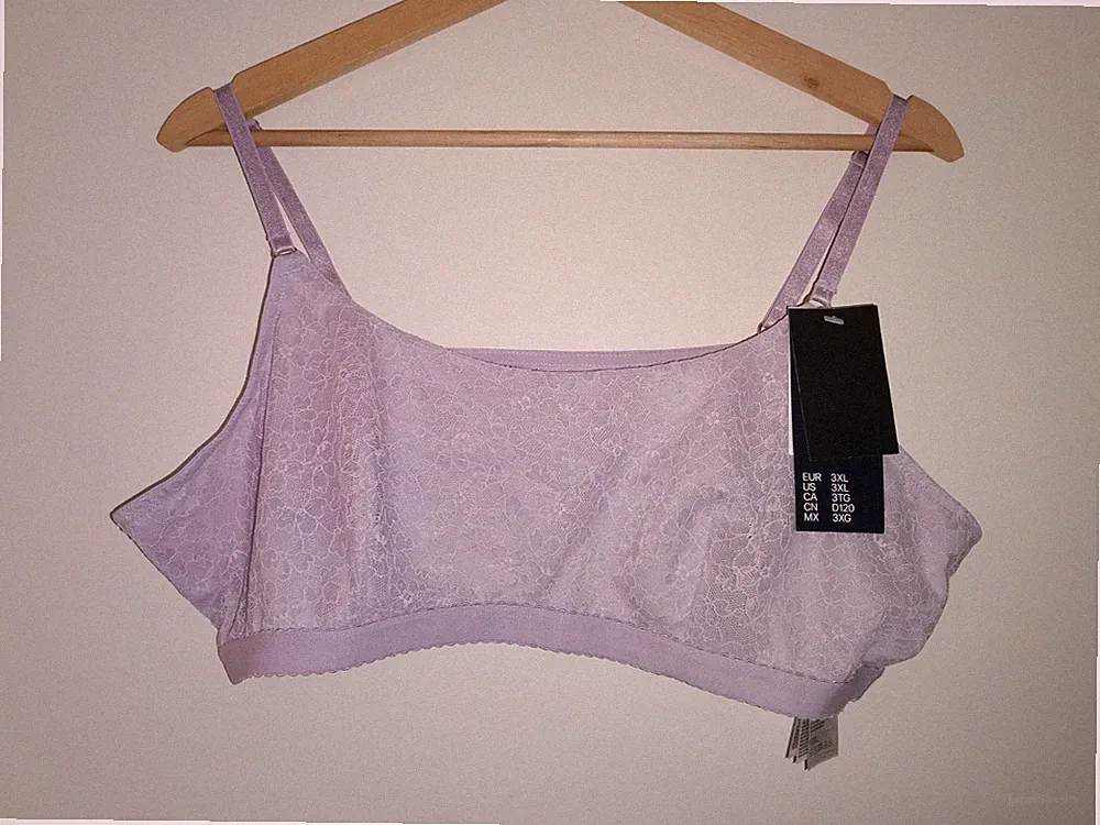 NEU Flieder geblümt "H&M" einfarbig bügelloser Spitze Bralette BH in 50 (3XL)
