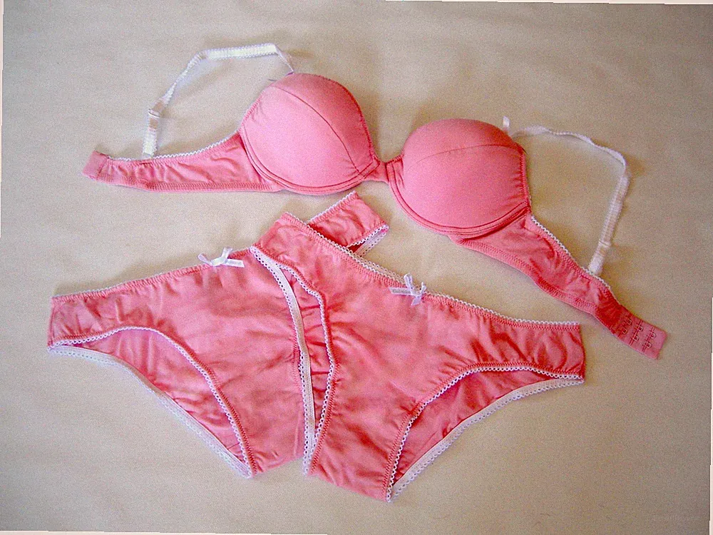 Set Softschalen-BH m/Bügel Cup 80A + 2 Slips Gr. 40 Marke Benetton