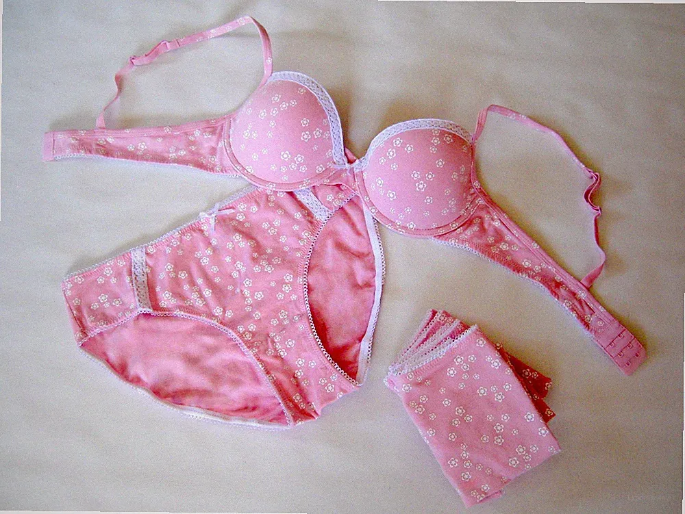 Set Softschalen-BH m/Bügel Cup 80A + 4 Pantys rosa m/Blumen Gr. 40/42