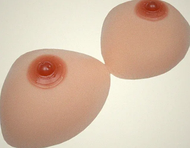 Silikonbrüste in Cup D als Dreiecksform 1000g Silikonbusen mit Haftschicht;DB24